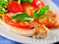 Рецепта Печено пилешко филе по италиански с домати, босилек, пармезан и сирене моцарела на фурна